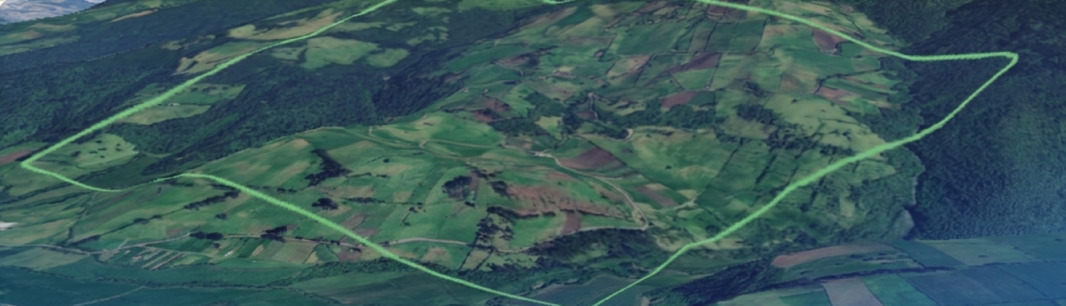 Vista aérea de la comunidad de Puichig con el perímetro del área de intervención marcado en verde.