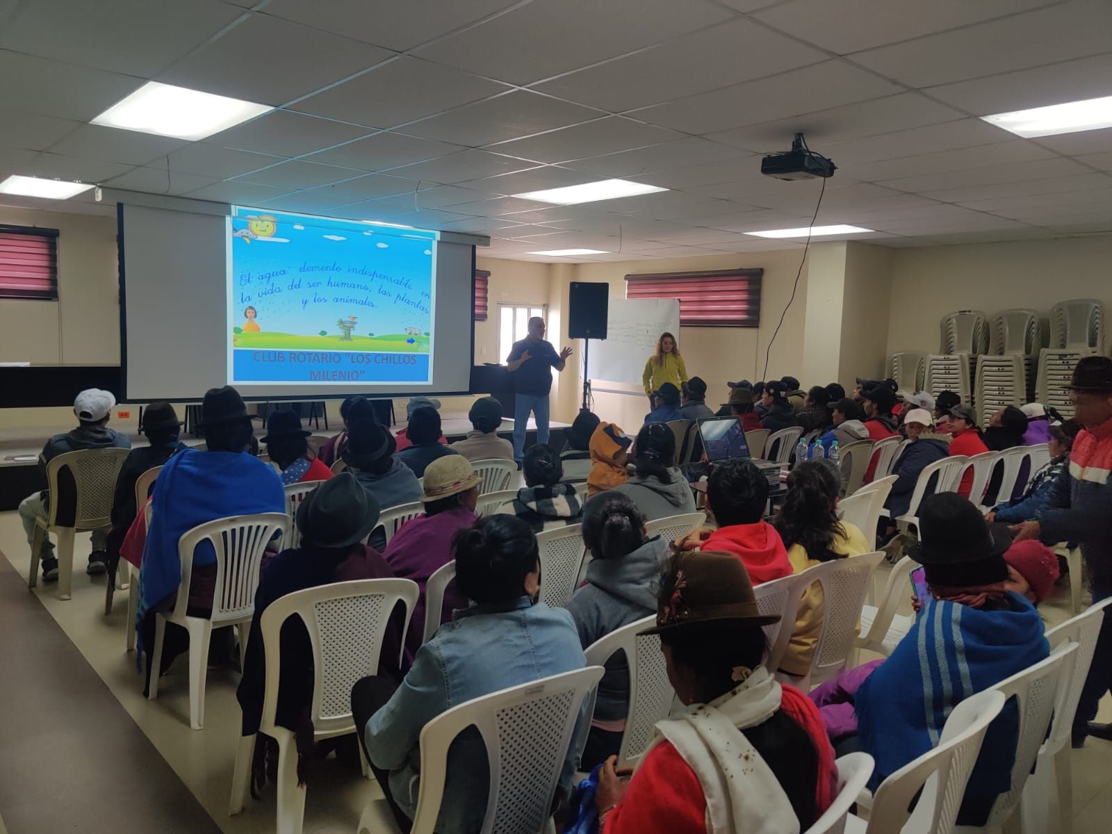 La comunidad de Pasa durante la charla sobre el agua como elemento indispensable para la vida