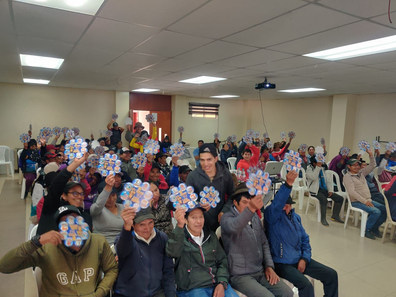 Asistentes al taller levantan los blísteres de pastillas potabilizadoras que recibieron
